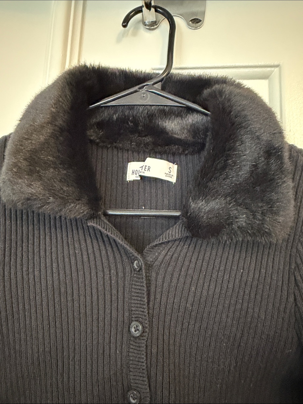 Hollister Black Ribbed Button-Up Cardigan with Faux Fur Collar - Picture 4 of 6